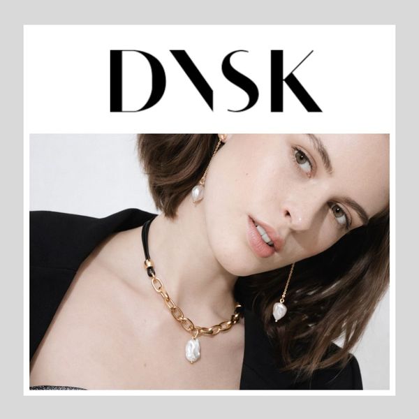 Dansk Copenhagen er kjent for sin minimalistiske stil, høye kvalitet og tidløse design. Med en dyp forankring i skandinavisk kultur, kombinerer danske smykkemerker som Dansk Copenhagen tradisjonelt håndverk med moderne estetikk. Resultatet er smykker som reflekterer enkelhet og eleganse, ofte laget av materialer som sterlingsølv og gull. Dansk smykkekunst er også kjent for sitt fokus på bærekraft og miljøvennlige praksiser.